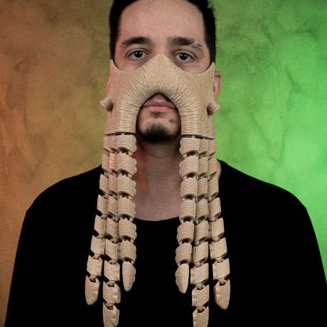 Mască 3D Printată Abyssal Tentacles purtată pe față, cu tentacule articulate și design horror pentru Halloween și cosplay.