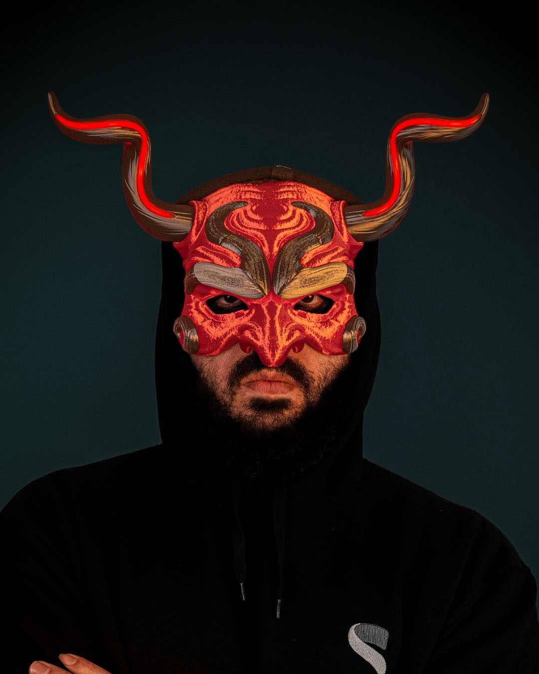 Vedere frontală a măștii Devilight printată 3D cu detalii sculptate și aspect intimidant.