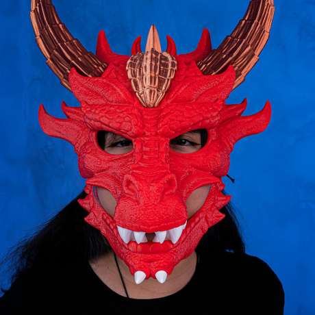 Dragonborn Mask imprimată 3D cu design de dragon roșu și coarne spectaculoase pentru cosplay.