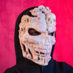 4. Mască Face the Grave purtată pe față, accesoriu horror pentru cosplay și Halloween.