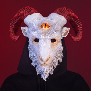 4. Mască Goat of the Abyss purtată pe față, accesoriu horror fantasy pentru cosplay.