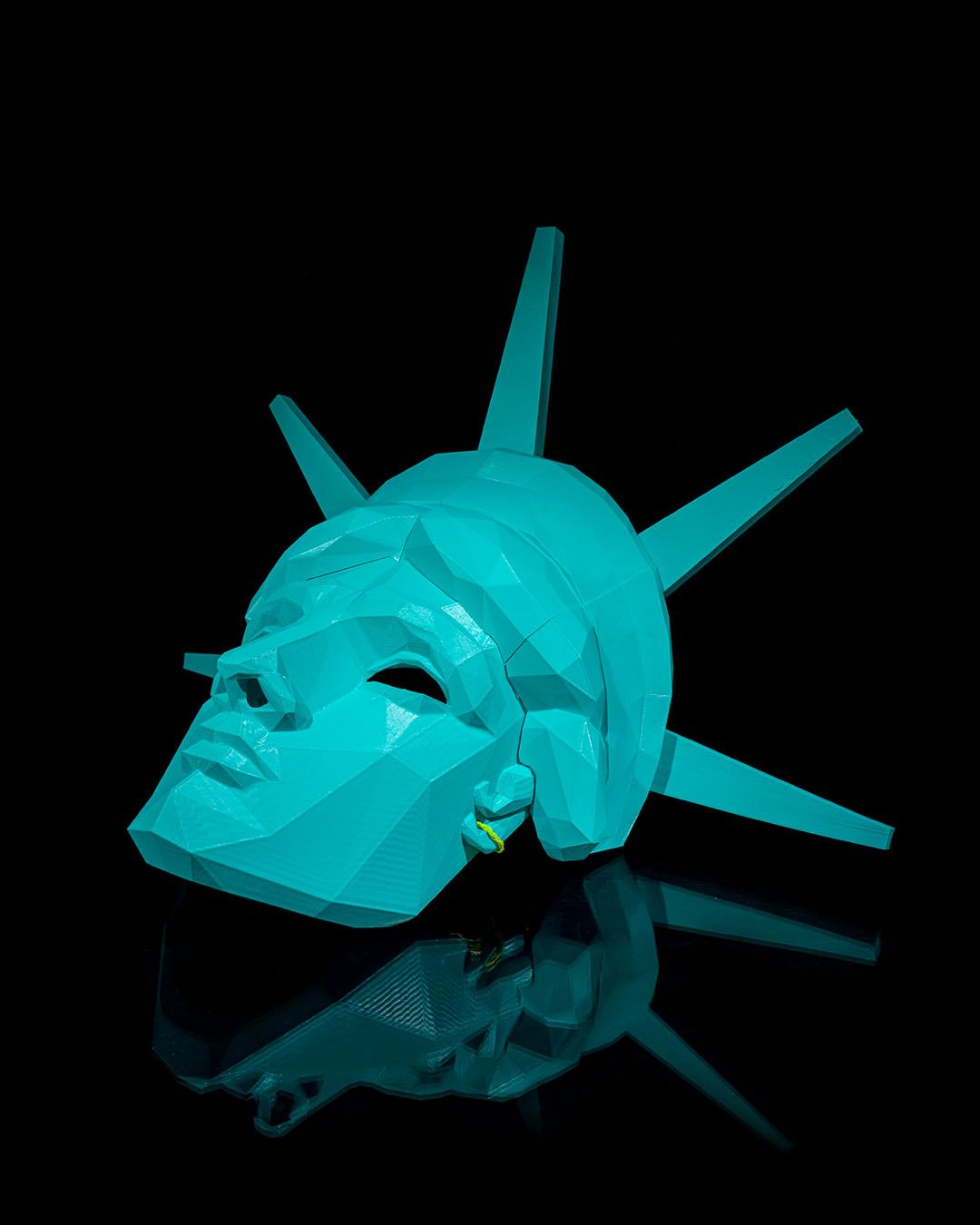 Lady Liberty Mask cu design geometric modern, accesoriu ideal pentru cosplay și evenimente tematice.