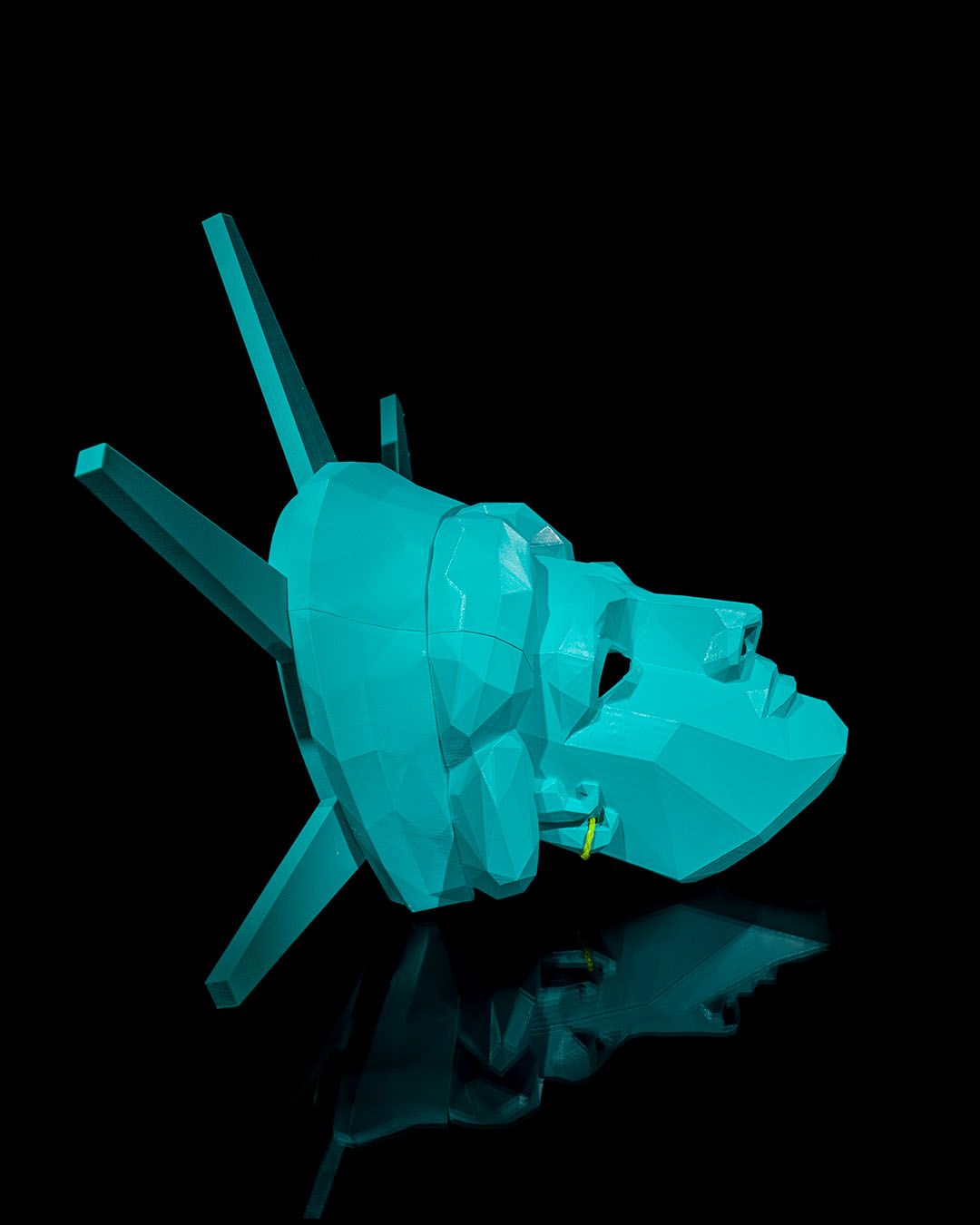 Detaliu frontal al măștii Lady Liberty Mask imprimate 3D cu design low-poly și finisaj modern.