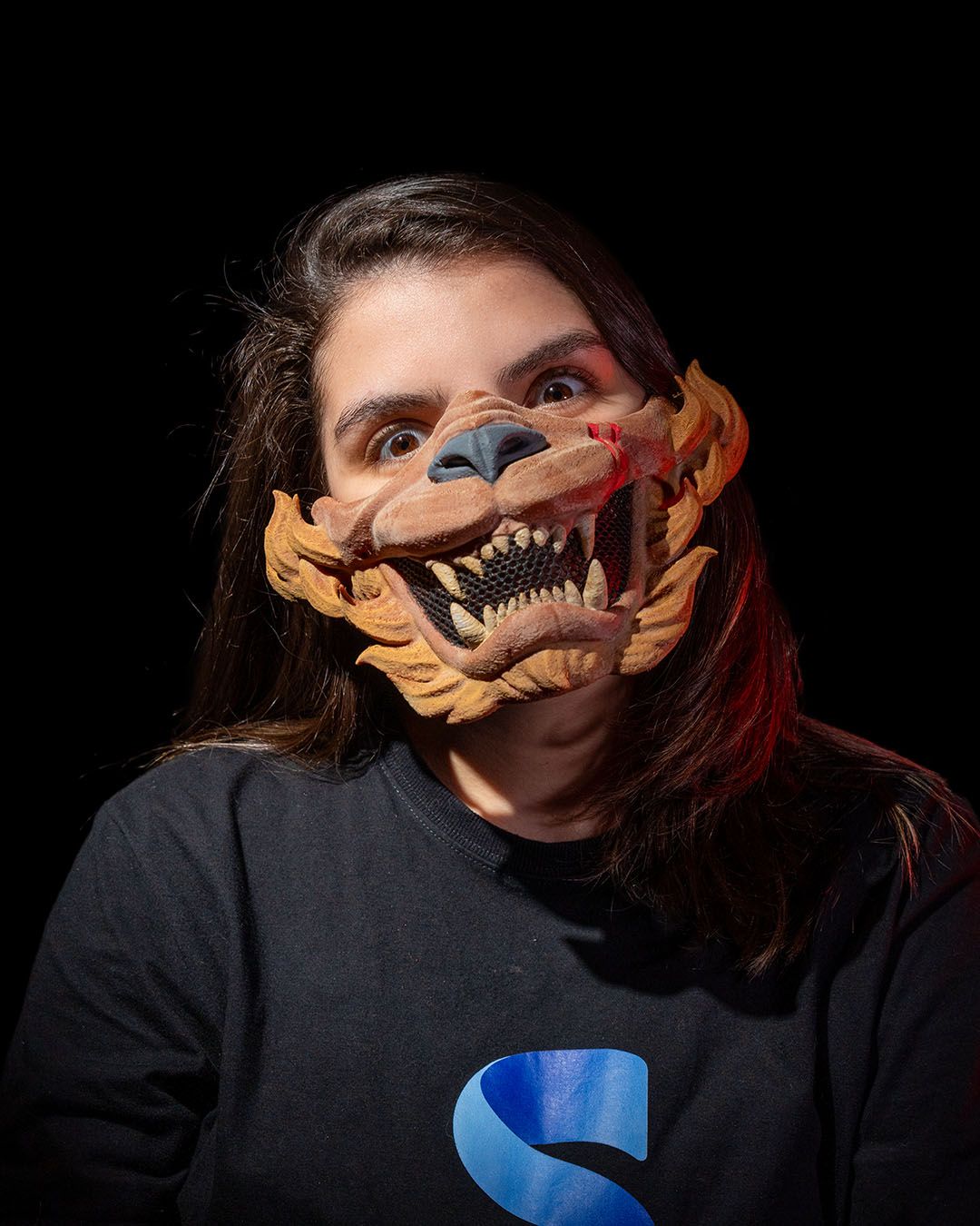 Lion Mask imprimată 3D cu design realist inspirat de un leu pentru cosplay și Halloween.