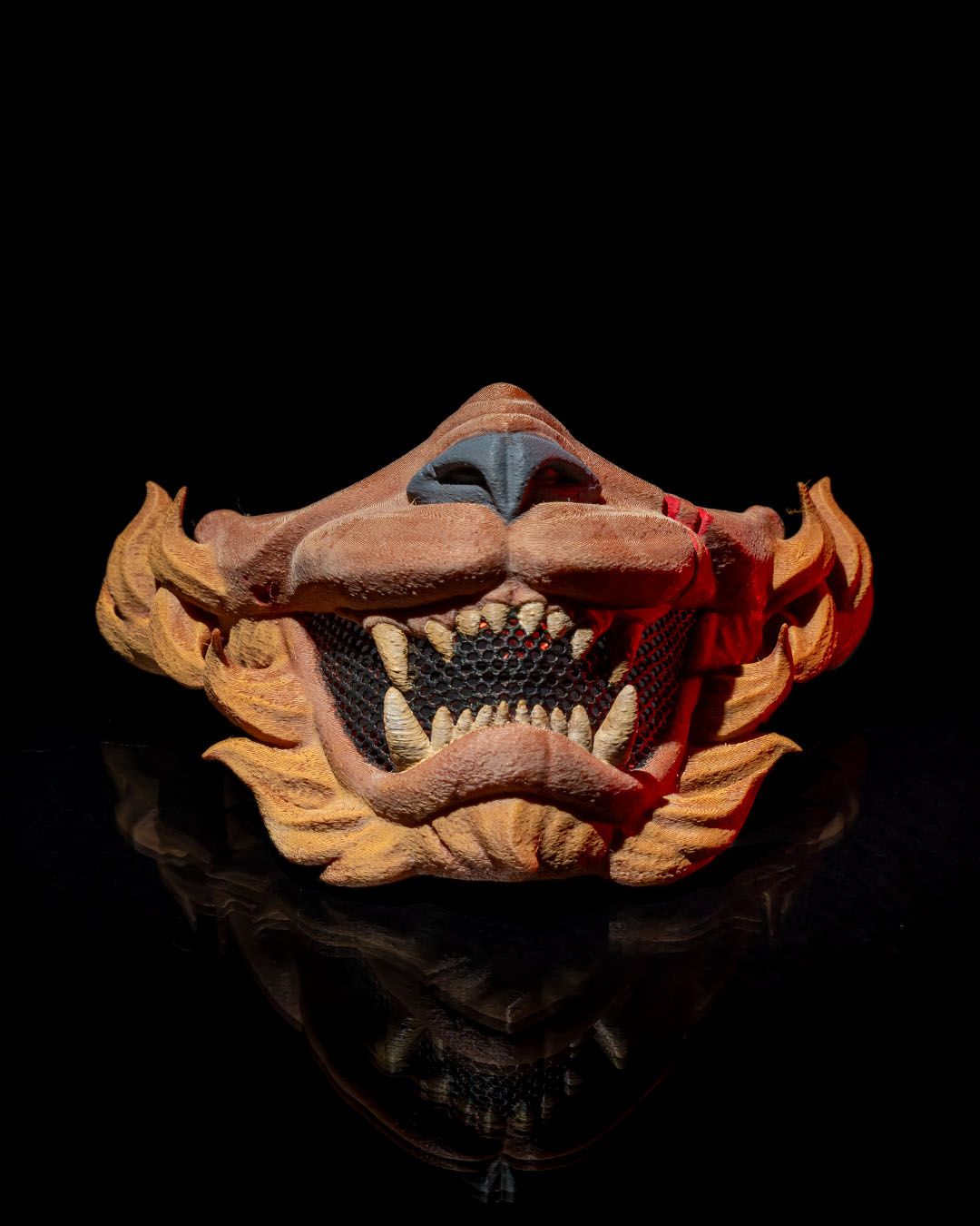 Lion Mask purtată de un adult, mască 3D realistă pentru cosplay și evenimente tematice.