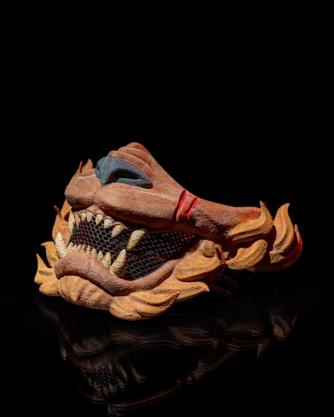 Detaliu frontal al măștii Lion Mask imprimate 3D cu bot și colți sculptați.